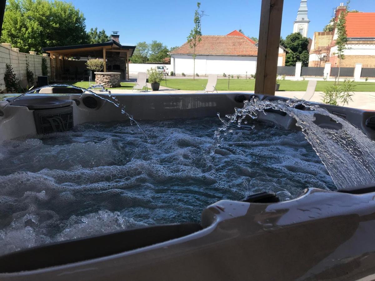 Poroszló Notarius Vendeghaz B&B 외부 사진